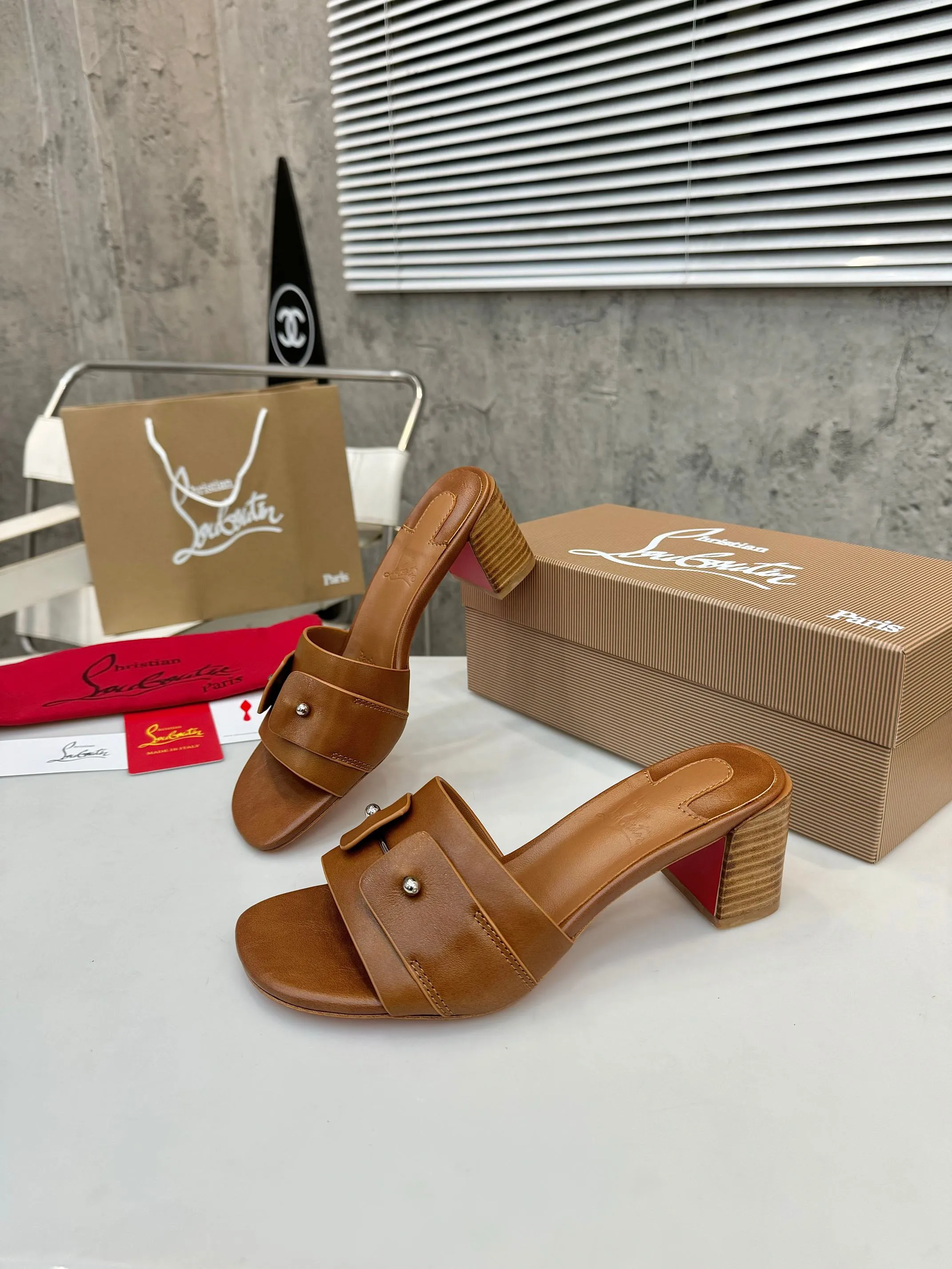 👟👟Ex-factory price 420👟👟 Genuine leather base +40 Top version Purchasing level ⚡③ colors to choose from. Christian Louboutin (CL) logo design is launched this year. The latest catwalk style of red-soled shoes 💥abbreviated as CL. This year's T-stage catwalk style of red-soled shoes👠 has a fresh and refreshing feel, and is perfect on the feet. 💃elegant and crystal clear. All accessories, materials and patterns are all customized at the original 1:1, zero distance from the original version. 1⃣ Upper: cowhide + unique logo 2⃣ Inner: sheepskin 3⃣Outsole: Original one-to-one molded genuine leather rubber non-slip two-color label outsole 4⃣🔺Original packaging 5⃣Number of yards: 35-42 (refundable or exchangeable if ordering 42)